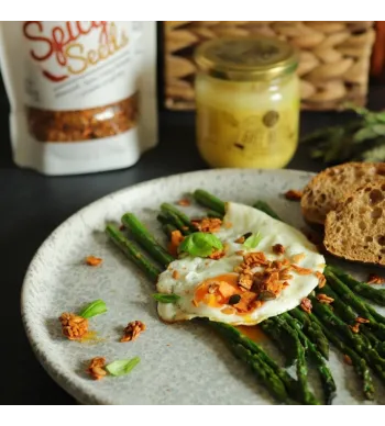 Szparagi z jajkiem na maśle ghee i chrupiącymi Spicy Seeds #3